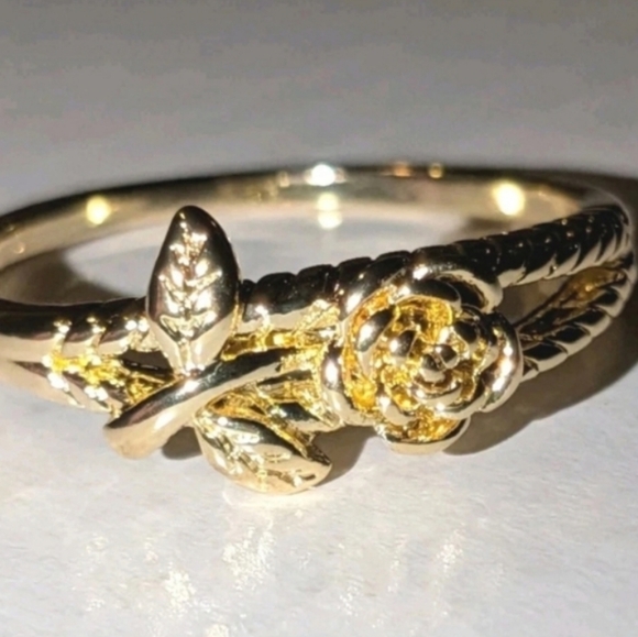 boutique Jewelry - LovelyGolden Intricate Detailed Rose Floral Ring